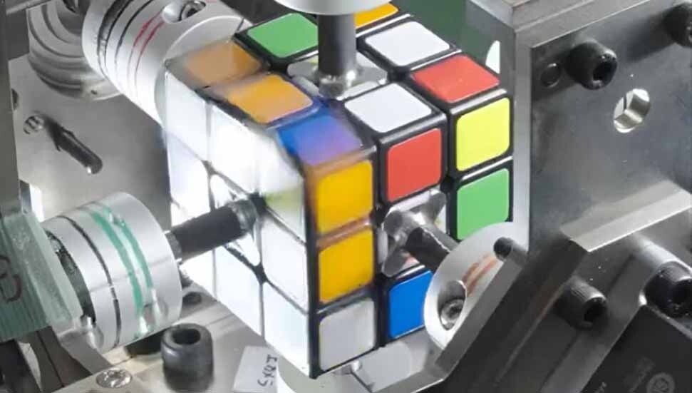 Japonya'da üretilen robot zeka küpü çözme rekoru kırdı