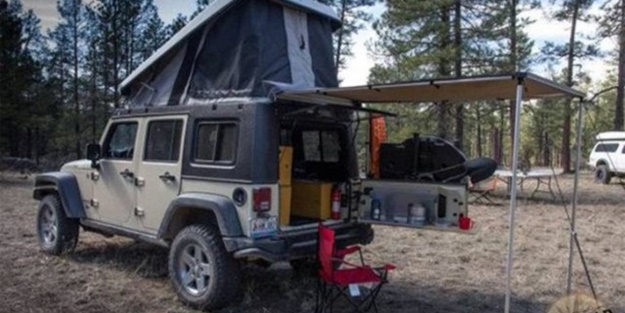 Jeep Wrangler'ı eve çevirdi!