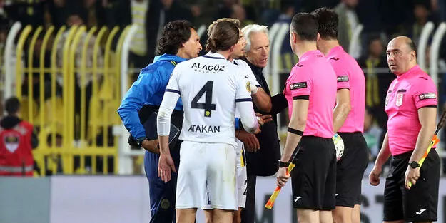 Jesus devre biter bitmez sahaya daldı! Hakeme tepki