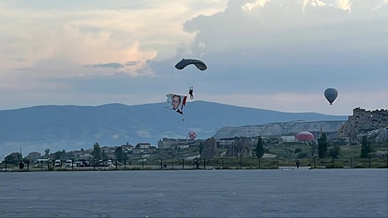 JÖAK sıcak hava balonundan paraşütle atlayış yaptı