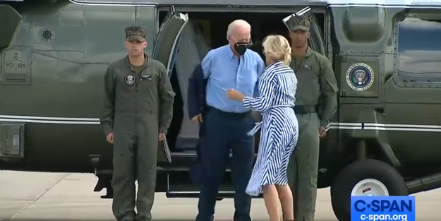 Joe Biden ceketini bir türlü giyemedi