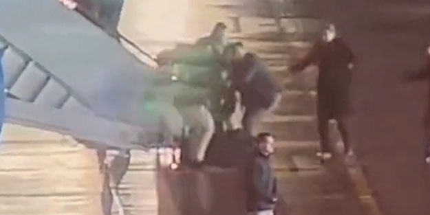 Joe Biden uçağın merdivenlerinden aşağı doğru çakıldı