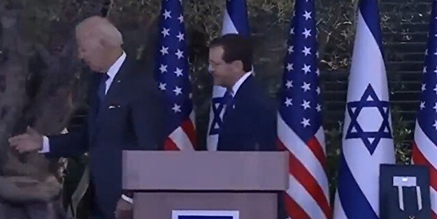 Joe Biden yine boşlukla tokalaştı