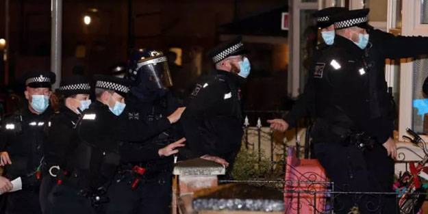 Johnson polis kılığında denetim yaptı