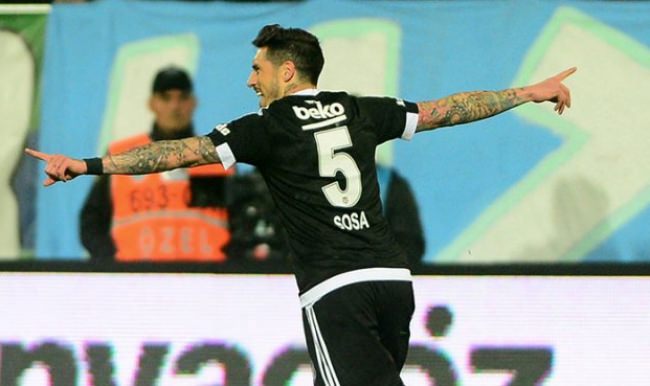Jose Sosa rekora koşuyor