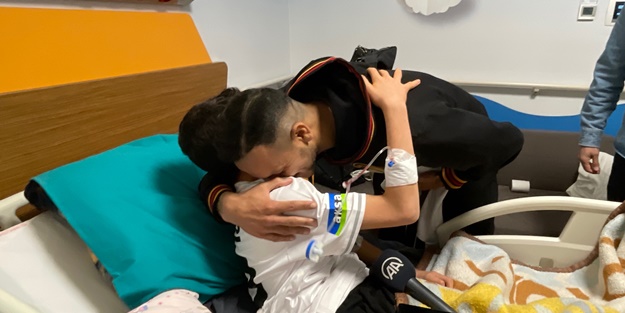 Josef de Souza, depremden 128 saat sonra enkazdan kurtarılan Arda'ya formasını hediye etti
