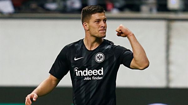Jovic attığı 5 golle Bundesliga'yı salladı