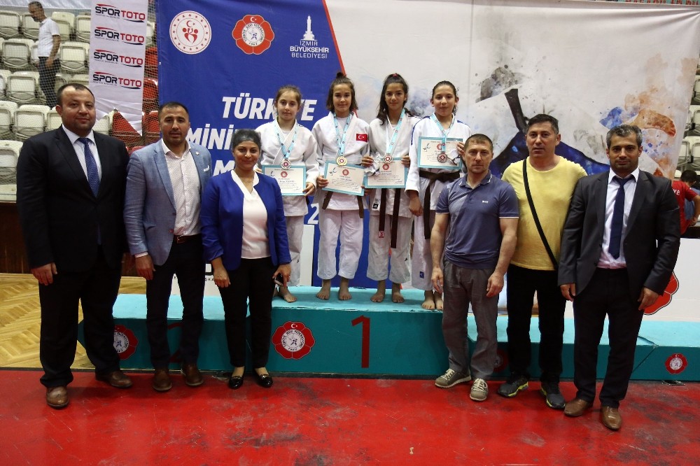Judo Akademisi meyvelerini veriyor 