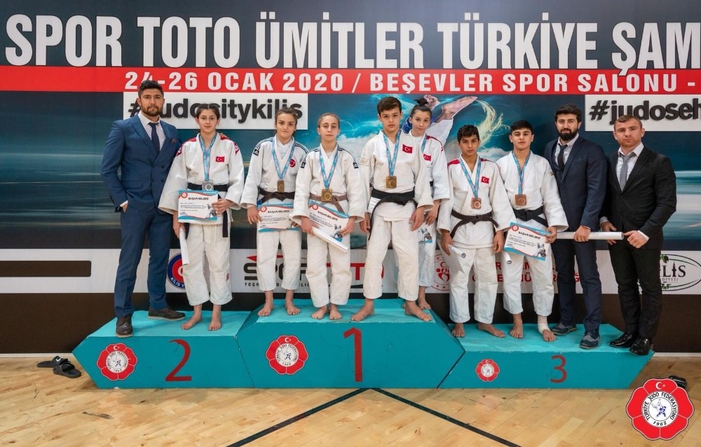 Judoculardan madalya yağmuru 