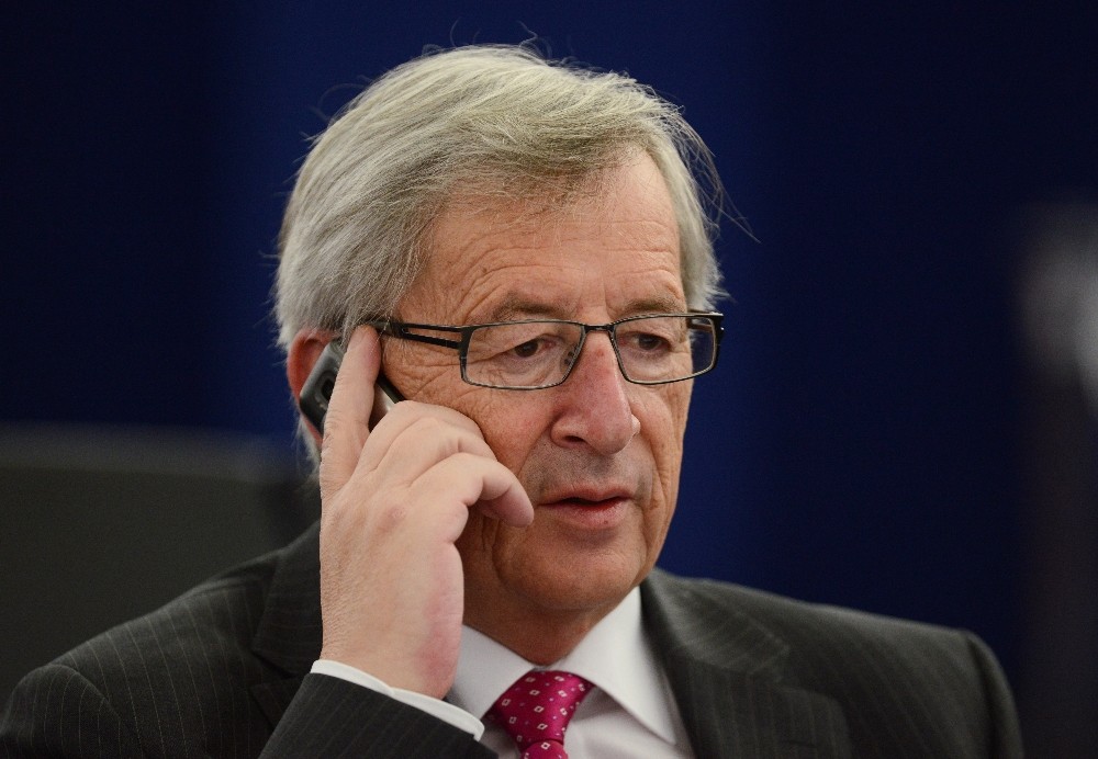 Junker’i konuşma yaparken eşi aradı 