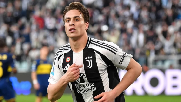 Juventus'ta forma giyen Milli futbolcu seccadeyle namaza giderken görüntülendi! Aman CHP’liler görmesin! Ülkeye girmesini boykot ederler