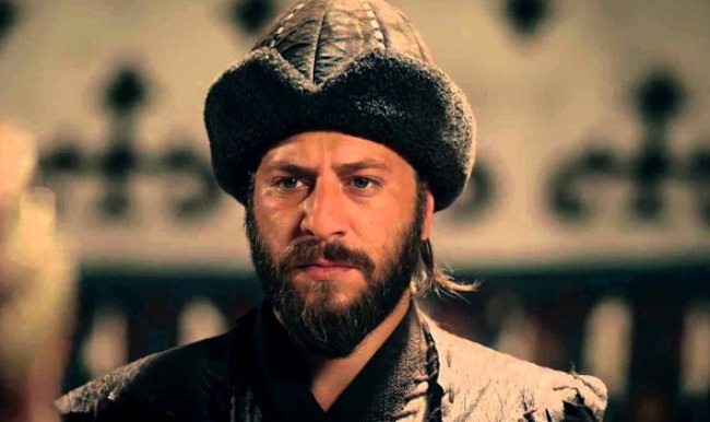 Kaan Taşaner çekimlerde kolunu kırdı