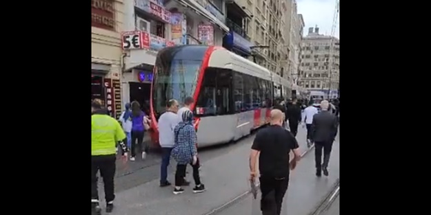 Kabataş-Bağcılar seferini yapan tramvay raydan çıktı
