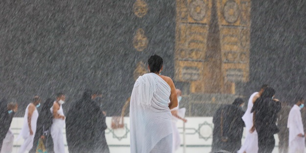 Kabe-i Muazzama'da sağanak yağış: Dolu altında tavaf