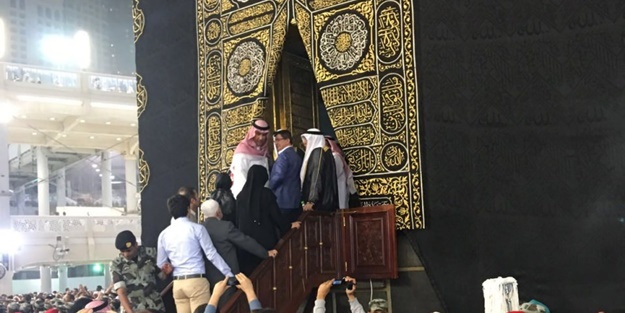 Kabe kapısı bu kez Davutoğlu'na açıldı