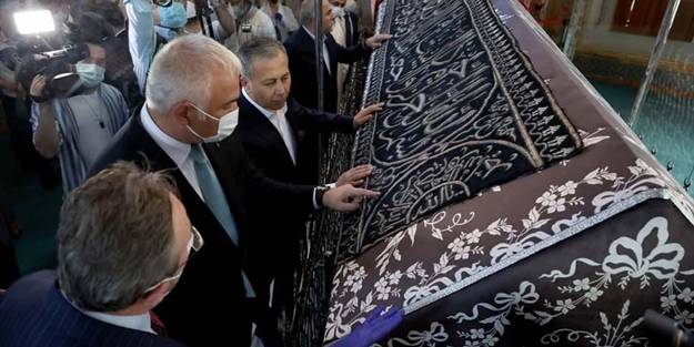 Kabe Kuşağı Fatih Sultan Mehmet'in Türbesi'ne yerleştirildi