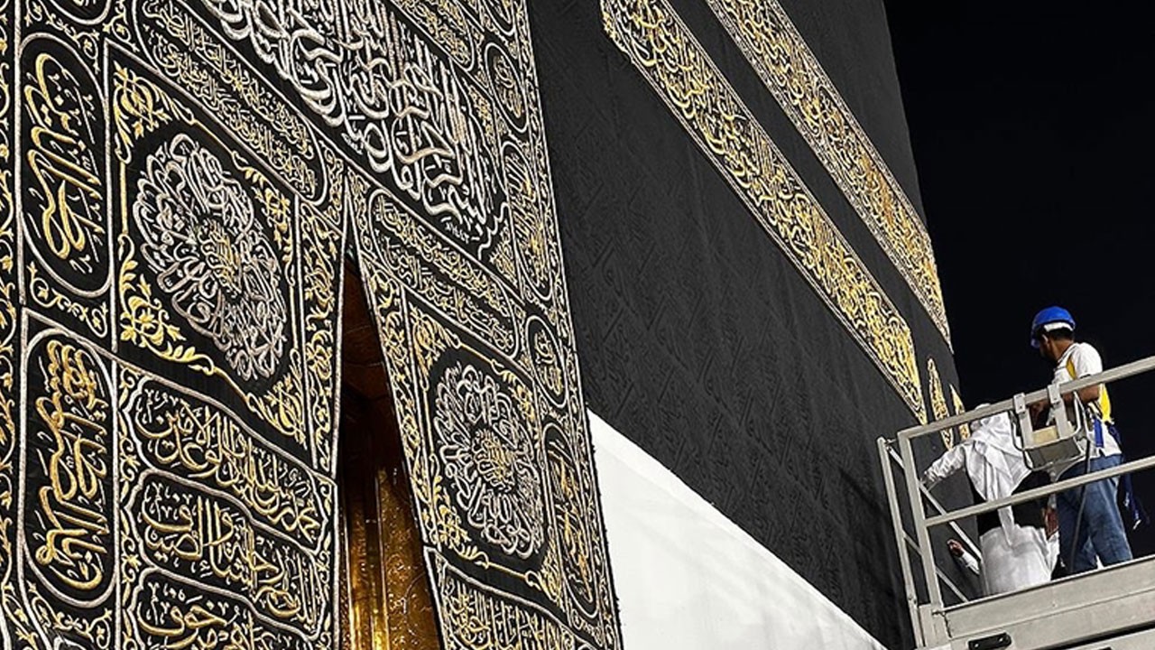 Kabe örtüsü Hicri yılın ilk günü yenilendi