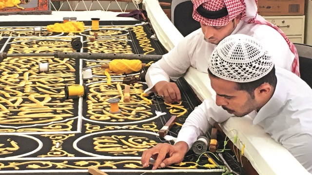 Kâbe örtüsünde abdestsiz ilmek atılmıyor