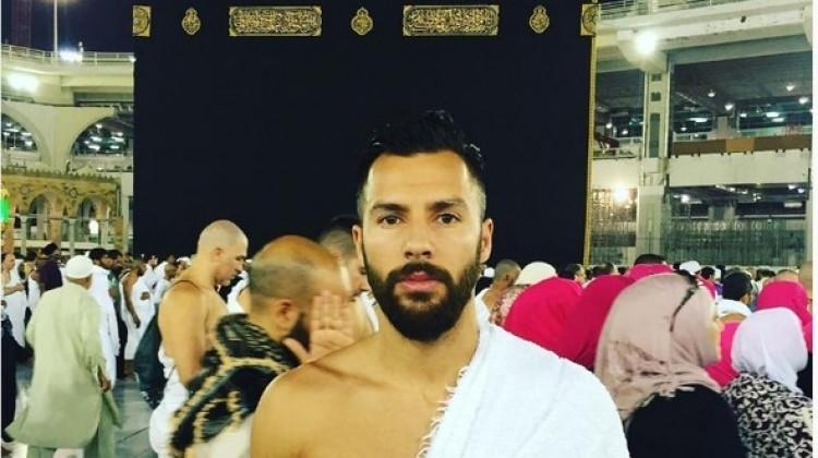 Kabe'de bulunan yıldız futbolcudan anlamlı mesaj