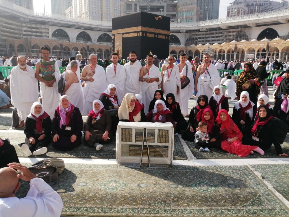 Kabe’de depremzedeler için dua 