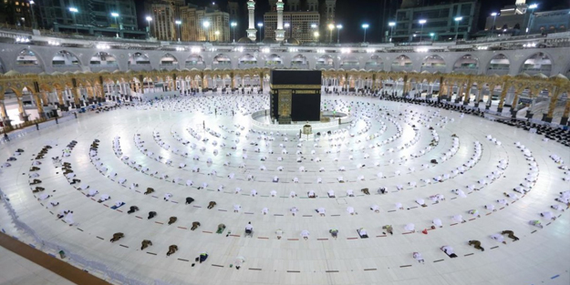 Kabe'de korona önlemli teravih namazı