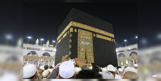 Kabe’de şiddetli yağış ve fırtına! Panik dolu anlar kamerada