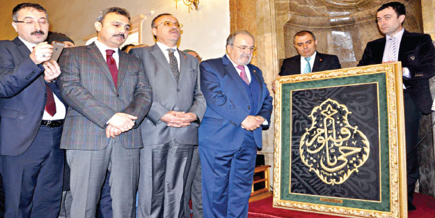 Kabe’den getirdiği örtüyü Ulucami’ye hediye etti