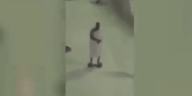 Kabe'yi bakın nasıl tavaf etti? - VİDEO