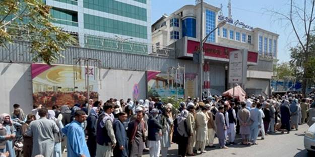 Kabil'de ATM kuyruğu! Akın ettiler