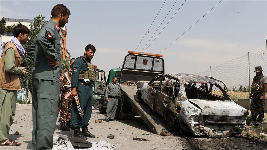 Kabil'de cumhurbaşkanlığı sarayı yakınına bayram namazı sırasında 3 roket mermisi isabet etti