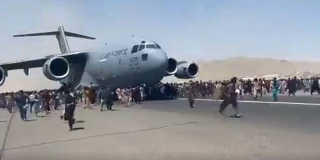 Kabil'den kaçmaya çalışan Afganlar hareket eden uçağa tutunmaya çalıştı