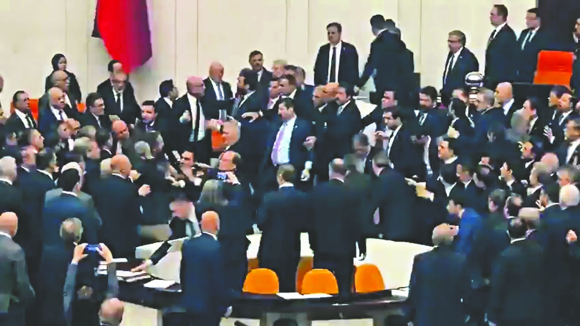 Kabine muhalefeti çarptı