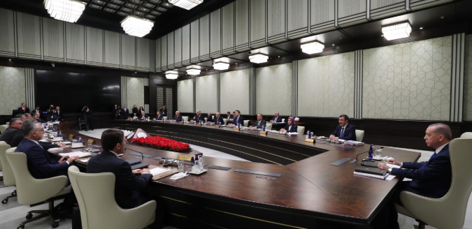 Kabine toplanıyor! Masada ne var?