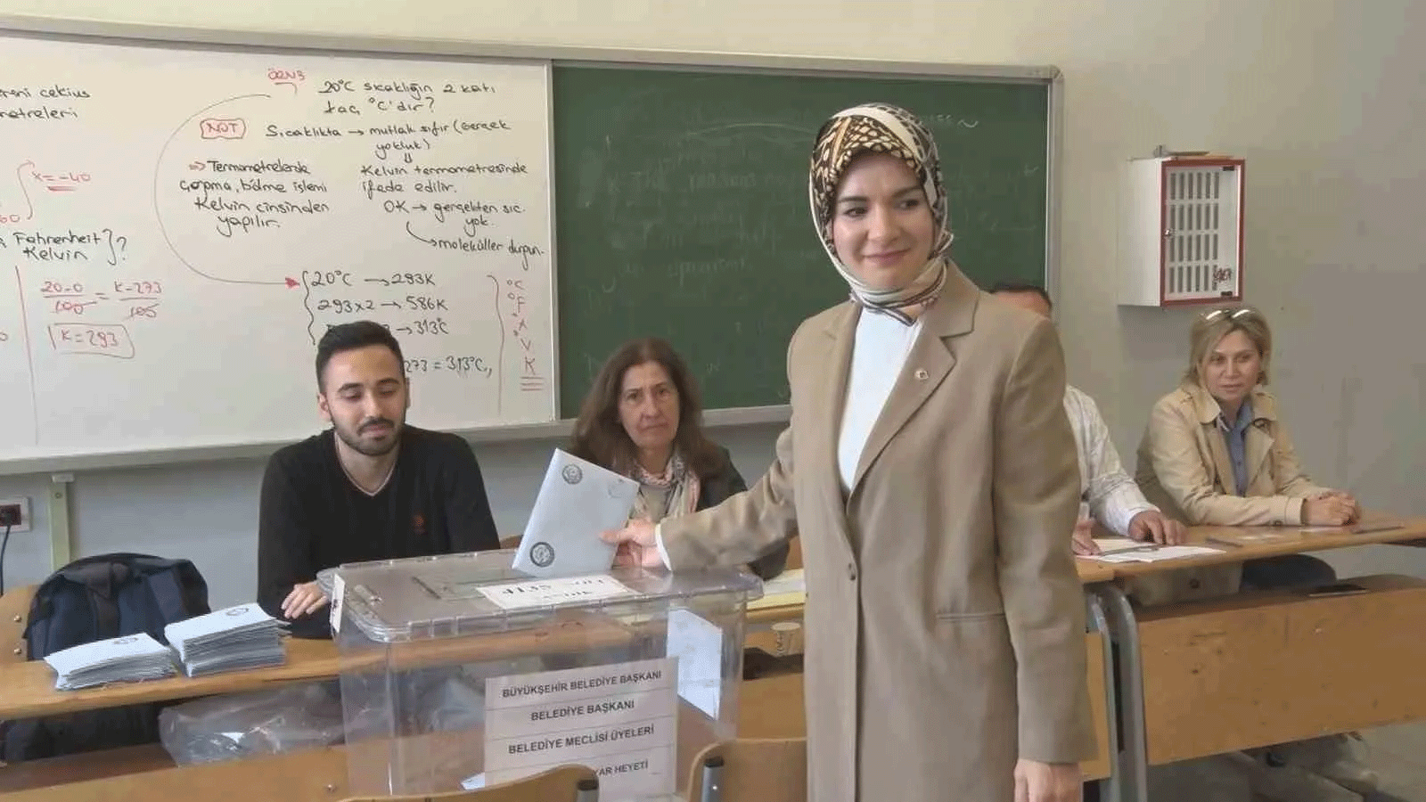Kabine üyeleri yerel yöneticileri seçmek için oylarını kullanıyor... 