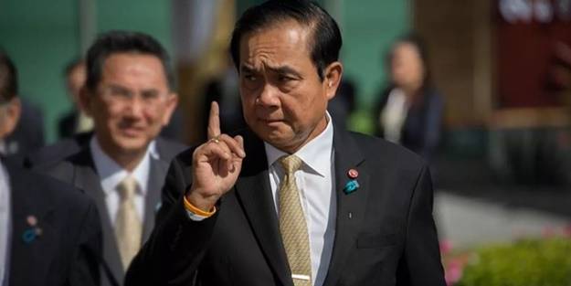 Kabinede çatlak! Prayuth iki ismi birden görevden aldı
