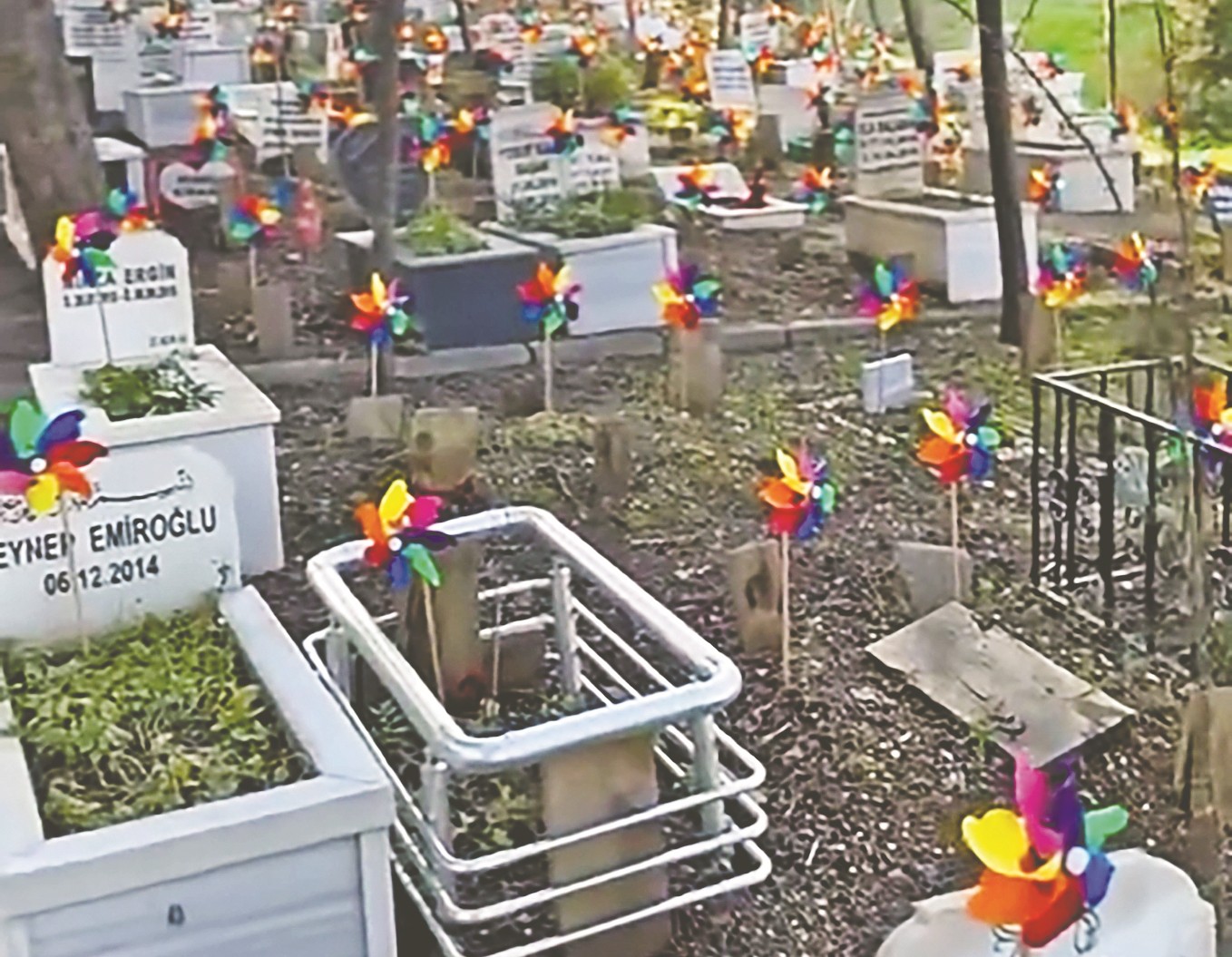 Kabir ziyaretlerinde sünnet-i seniyyeden ayrılmayın! Müslüman mezarlıklarını rüzgar gülü tarlasına çevirdiler