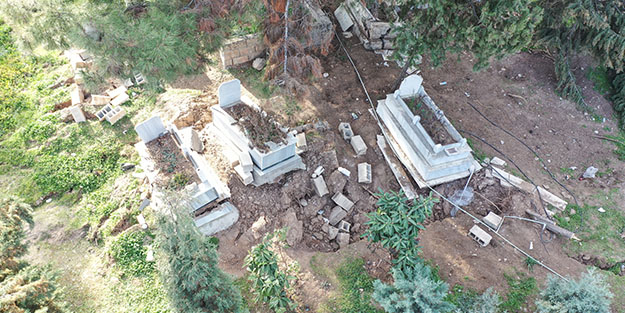 Kabirlerin yönü değişti göçükler oluştu! Deprem mezarlıkta tahribata neden oldu