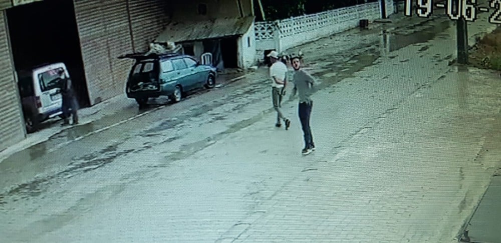 Kablo hırsızları güvenlik kamerasına yakalandı 