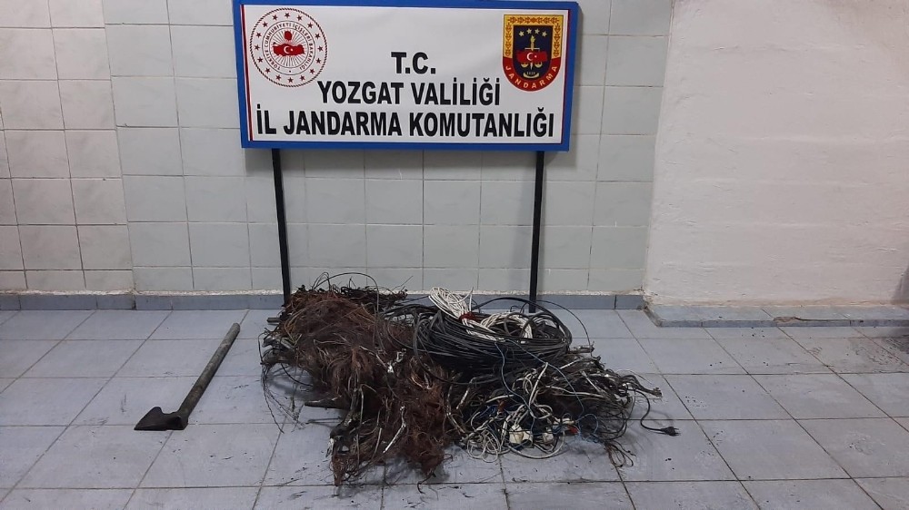 Kablo hırsızları jandarma ekiplerince yakalandı 
