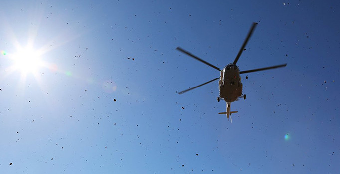 Kablolara takılan helikopter göle düştü: 2 ölü