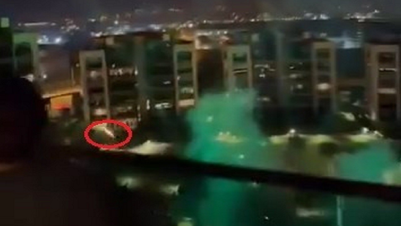 Kabus dolu gece! Havai fişek yangın çıkardı