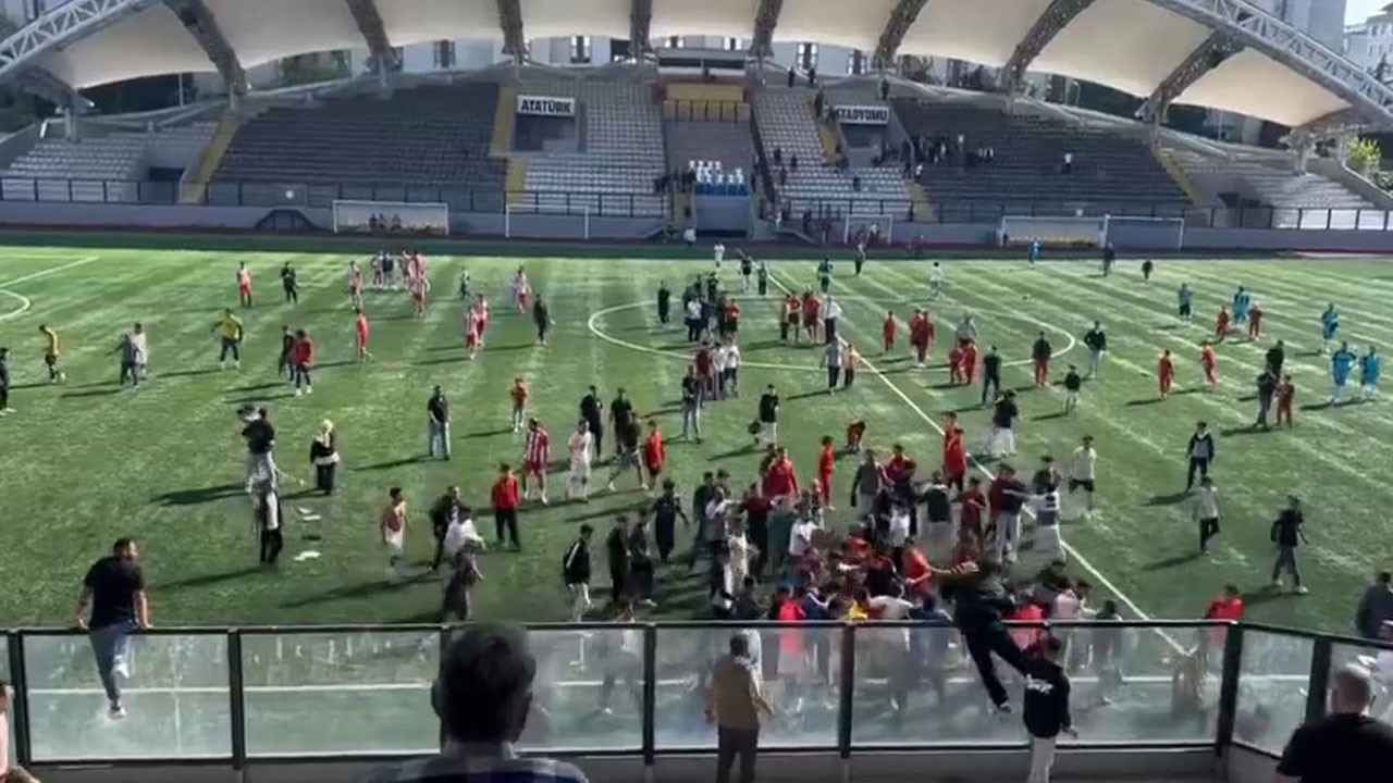 Maç sonu saha karıştı! Taraftarlar futbolculara saldırdı