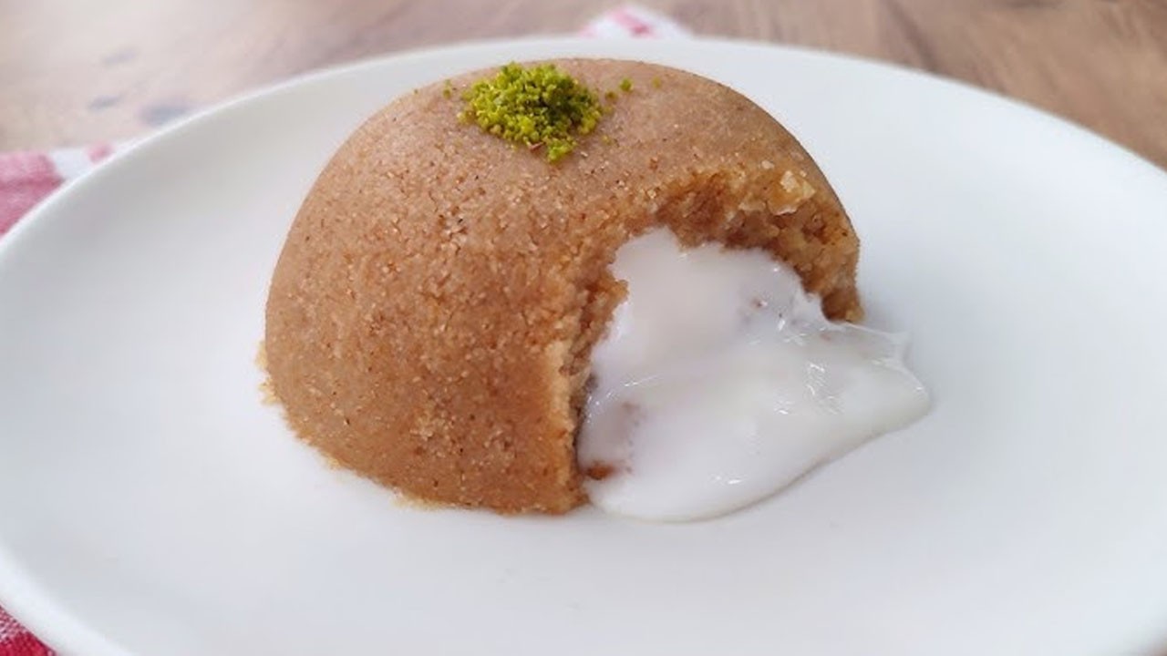 Kaç tane yediğini sayamazsın: Tek lokmalık irmikli tatlı tarifi püf noktasında