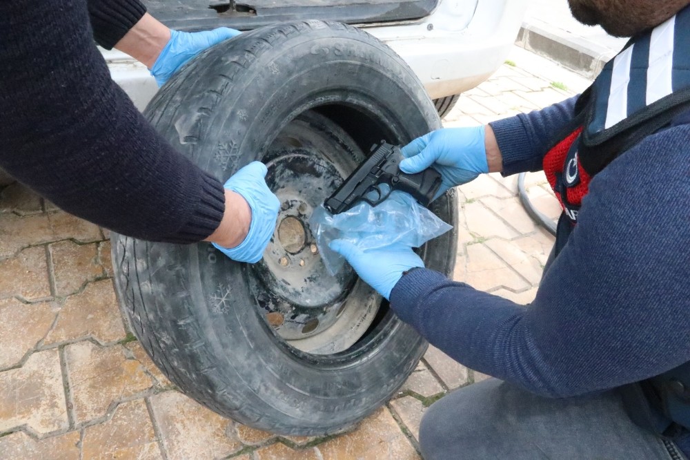 Kaçak 18 tabancayı stepne lastiğine gizledi 