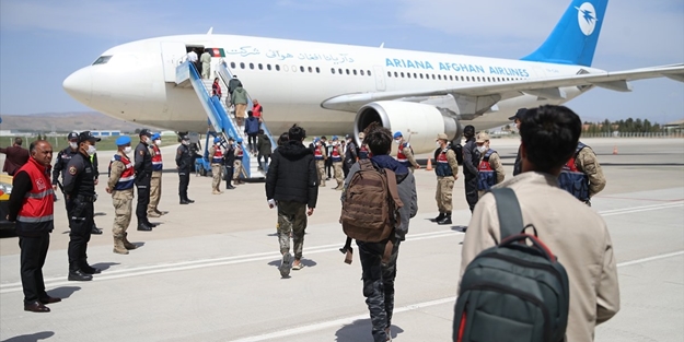 Kaçak Afganların ülkelerine dönüşleri sürüyor
