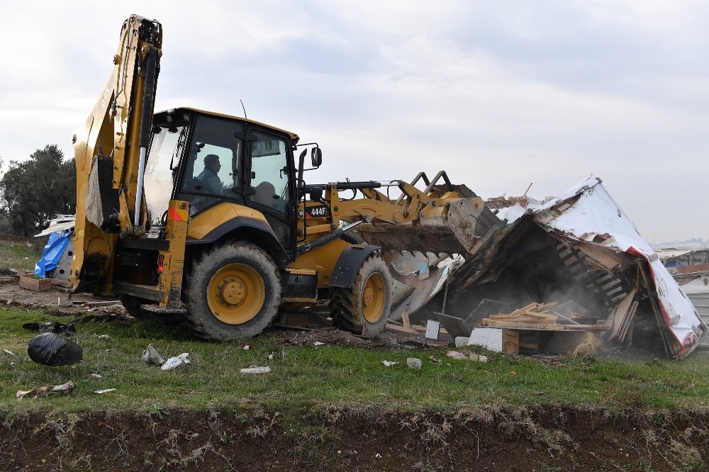 Kaçak ahırlar yıkıldı 
