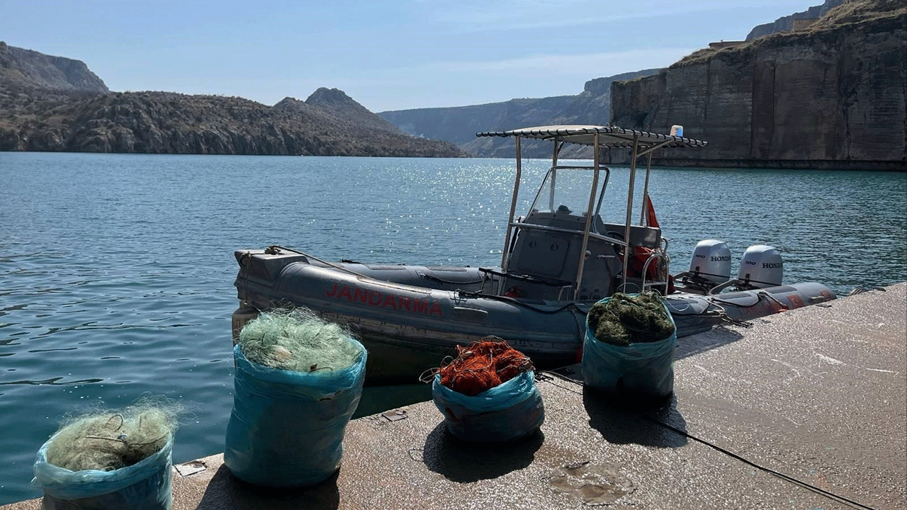 Kaçak avcılara suçüstü! Ağ ile avlanırken yakalandılar