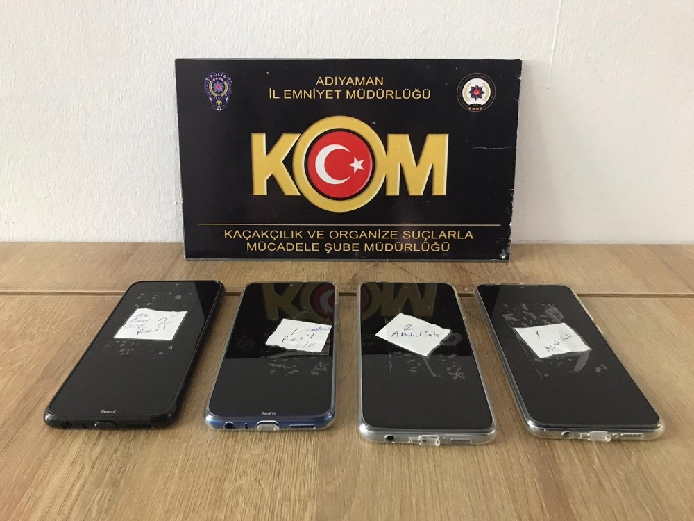 Kaçak cep telefonları ve nargile tütünü ele geçirildi 