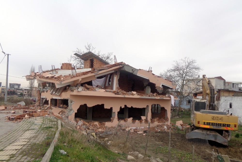 Kaçak eve balyoz 