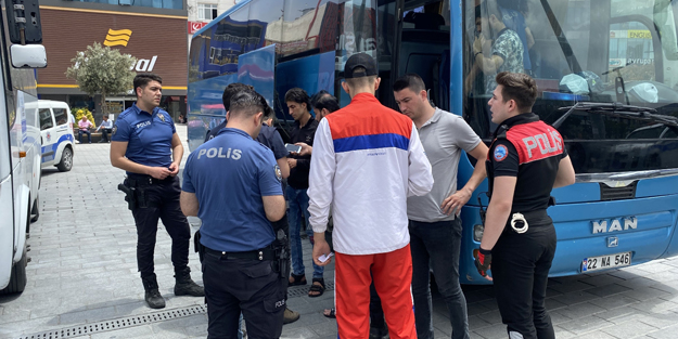 Kaçak göçmen operasyonunda ilginç anlar! 'Hastayım' dedi gerçek ambulansta ortaya çıktı